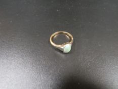 A HALLMARKED 18 CARAT GOLD OPAL RING, A/F, APPROX WEIGHT 3 G - OPAL IS CRACKED