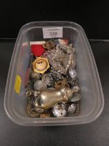 A TRAY OF COLLECTABLES TO INCLUDE MILITARY BUTTONS AND BADGES