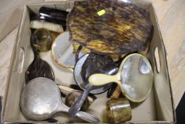 A TRAY OF ASSORTED DRESSING TABLE ITEMS TO INCLUDE A SILVER EXAMPLE, A/F