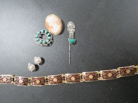 A QUANTITY OF VINTAGE SILVER JEWELLERY