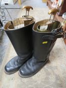 A PAIR OF VINTAGE LEATHER MOTOR CYCLE BOOTS