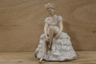 A VINTAGE 1950S WALLENDORF SEATED BALLERINA FIGURINE