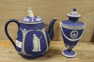 A WEDGWOOD BLUE DIP FIGURAL TEAPOT TOGETHER WITH A SIMILAR URN A/F