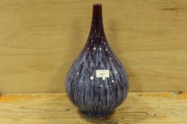 A MODERN ORIENTAL DRIP GLAZE STYLE ONION VASE WITH SIX CHARACTER MARK TO BASE