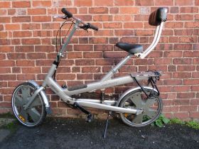 A 'GIANT' REVIVE ADULTS 8 SPEED RECUMBENT ROAD BIKE / BICYCLE IN SILVER