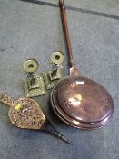 A SMALL QUANTITY OF BRASS AND COPPER WARE TO INCLUDE A PAIR OF CANDLESTICKS