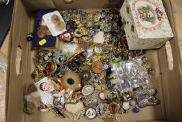 A TRAY OF ASSORTED COSTUME JEWELLERY TO INCLUDE RINGS AND BROOCHES