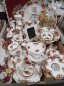 A TRAY OF ASSORTED ROYAL ALBERT OLD COUNTRY ROSES TRINKET BOXES ETC