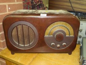 A BAKELITE EKCO AC85 RADIO