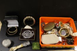 A TUB OF ASSORTED COLLECTABLES TO INCLUDE COSTUME JEWELLERY ETC