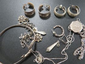 A QUANTITY OF VINTAGE SILVER JEWELLERY