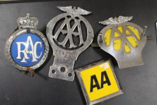 A SMALL TRAY OF VINTAGE RAC AND AA BADGES