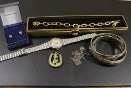 A COLLECTION OF ASSORTED JEWELLERY TO INCLUDE A HALLMARKED SILVER BANGLE, PAIR OF GOLD EARRINGS ,