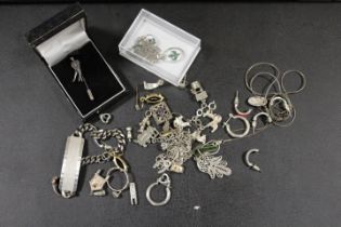 A SELECTION OF SILVER AND WHITE METAL JEWELLERY, TO INCLUDE A CHARM BRACELET AND A BOXED GOLFER