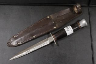 A VINTAGE STYLE DAGGER WITH LEATHER SHEATH, MARKED TO BLADE 'MADE IN ENGLAND, SHEFFIELD, WILLIAM