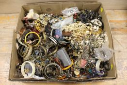 A LARGE TRAY OF ASSORTED COSTUME JEWELLERY TO INCLUDE BANGLES