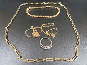 AN ASSORTMENT OF YELLOW METAL COSTUME JEWELLERY ETC TO INCLUDE A SILVER RING