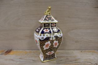 A ROYAL CROWN DERBY IMARI LIDDED URN WITH GILDED LION TO TOP