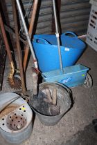 A SELECTION OF ITEMS TO INCLUDE A GALVANISED BUCKET AND MOP BUCKET TOGETHER WITH VARIOUS GARDEN