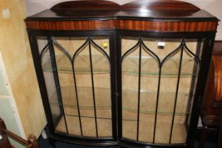 A 20TH CENTURY MAHOGANY DOUBLE FRONTED CHINA CABINET - W 120 cm