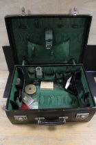 A VINTAGE LEATHER BOUND TRAVELLING CASE WITH VARIOUS COLLECTABLES