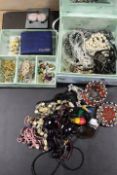 A SMALL ASSORTMENT OF COSTUME JEWELLERY