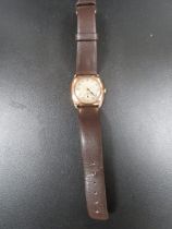 A HALLMARKED 9 CARAT GOLD WRISTWATCH ON A LEATHER STRAP