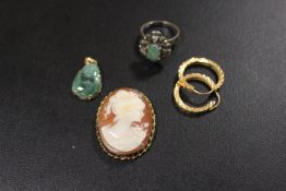 A SMALL SELECTION OF VINTAGE JEWELLERY TO INCLUDE A JADE STYLE MARCASITE RING