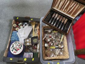 A QUANTITY OF SILVER PLATED FLATWARE AND KITCHEN ACCESSORIES