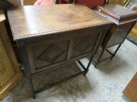 A VINTAGE OAK CASED 'ACADEMY' WIND-UP GRAMOPHONE