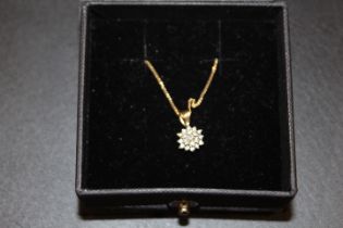 A HALLMARKED 9CT GOLD DIAMOND CLUSTER PENDANT