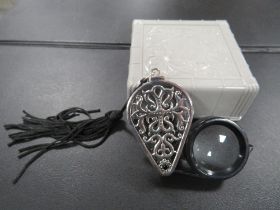 A MAGNIFYING EYE GLASS IN RETICULATED SILVER COVER