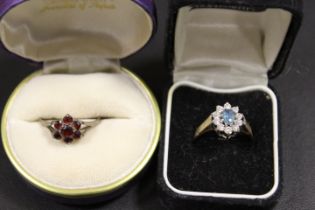 A HALLMARKED 9CT GOLD DRESS RING SET WITH AN AQUAMARINE TYPE STONE TOGETHER WITH A GARNET STYLE