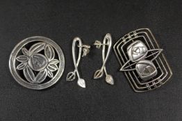 TWO HALLMARKED SILVER RENNIE MACKINTOSH ROSES PATTERN BROOCHES TOGETHER WITH A SIMILAR STYLE PAIR OF