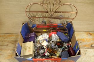A SMALL TRAY OF ASSORTED COSTUME JEWELLERY TO INCLUDE EARRINGS AND EARRING DISPLAY STAND