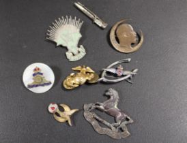 A SELECTION OF MILITARY BADGES ETC TO INCLUDE A 'BRUGGE' SWEETHEART DAGGER BROOCH, AN RAF SWEETHEART