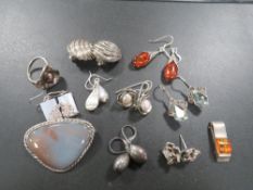 A COLLECTION OF VINTAGE AND MODERN SILVER JEWELLERY ITEMS TO INCLUDE EARRINGS, PENDANT, BANDED AGATE
