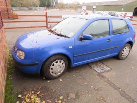 A 2001 BLUE VOLKSWAGON GOLF 1.4L PETROL 'DU51 NBL' CURRENTLY SORN - KEYS, NO PAPERWORK