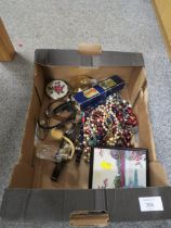 A SMALL TRAY OF COSTUME JEWELLERY TO INCLUDE WRISTWATCHES, BROOCHES, NECKLACES ETC,