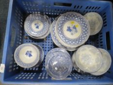 A TRAY OF ASSORTED BLUE/WHITE CHINA TO INCLUDE SPODE, ROYAL TUDOR WARE ETC