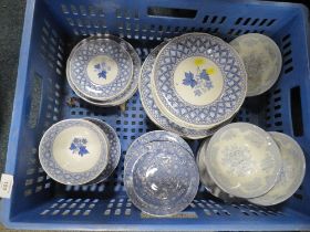 A TRAY OF ASSORTED BLUE/WHITE CHINA TO INCLUDE SPODE, ROYAL TUDOR WARE ETC