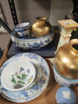 A TRAY OF ASSORTED CERAMICS TO INCLUDE PORTMEIRION AND WEDGWOOD