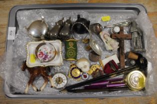 A TRAY OF COLLECTABLES TO INCLUDE VINTAGE PARKER PEN SET, VINTAGE CUFFLINKS ETC