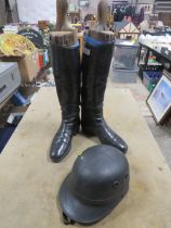 A PAIR OF VINTAGE BLACK RIDING BOOTS INCLUDING BOOT TREES TOGETHER WITH A POLO STYLE HAT