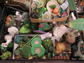 A TRAY OF COLLECTABLE FROGS TO INCLUDE CERAMICS MINIATURE GLASS EXAMPLES ETC