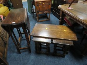 A SMALL OAK BARLEYTWIST TABLE AND AN OAK NEST OF TABLES (2)