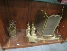 A SELECTION OF BRASS WARE TO INCLUDE FIRE DOGS
