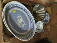 A SMALL TRAY OF CERAMICS TO INCLUDE WEDGWOOD JASPERWARE, ORIENTAL STYLE BOWLS ETC