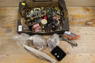 A SMALL TRAY OF ASSORTED COSTUME JEWELLERY