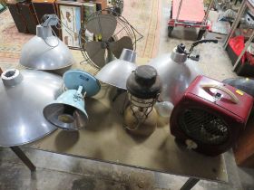 A SELECTION OF VINTAGE ALUMINIUM LAMPS, A VINTAGE DESK FAN AND A FAN HEATER ETC